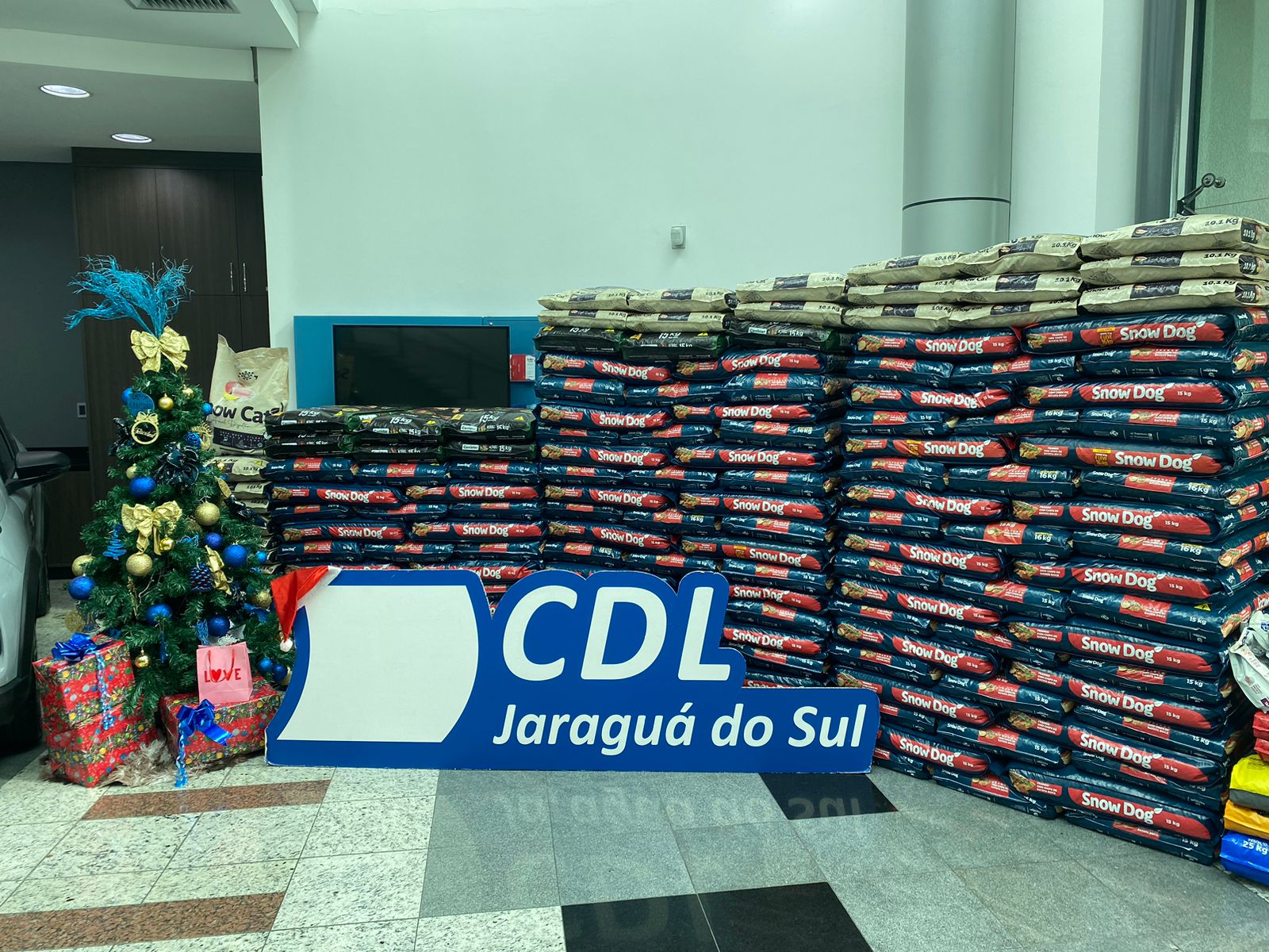 Campanha “Árvore Pet Solidária” arrecada mais de 4 toneladas de ração em Jaraguá do Sul.